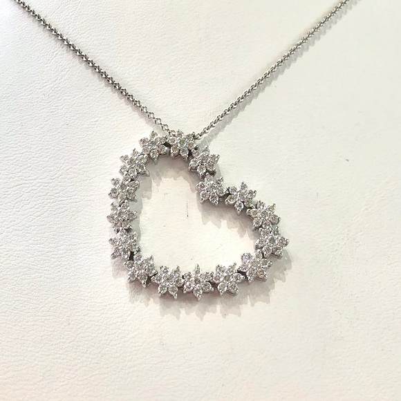 Diamond studded heart necklace - Picture 2 of 3